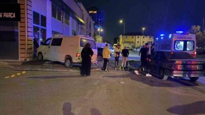 Kayseri’nin Kocasinan ilçesinde otomobil ile minibüsün çarpıştığı kazada 2 kişi