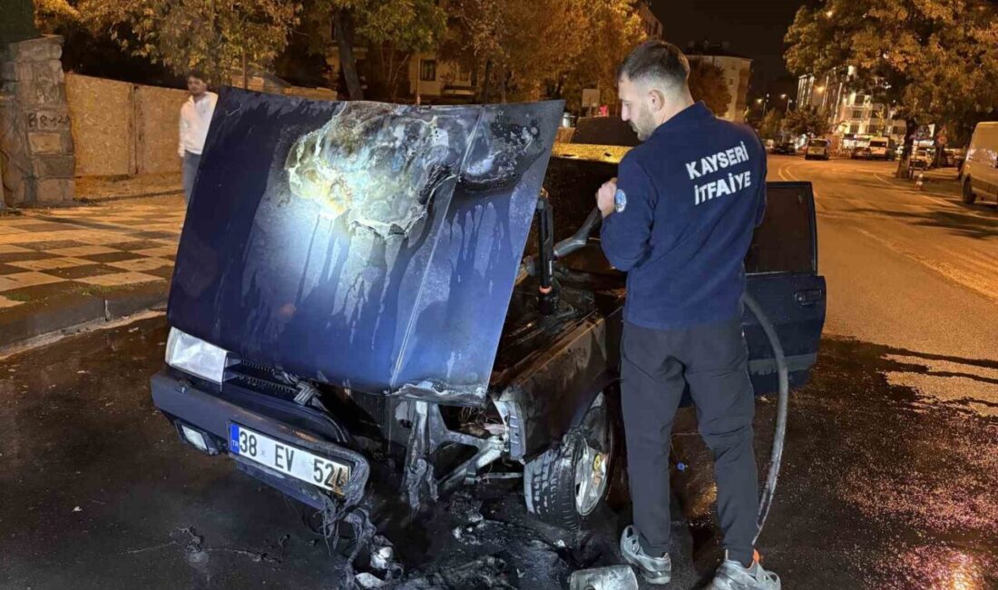 Melikgazi ilçesinde seyir halindeyken alev alan bir otomobil, itfaiye ekipleri