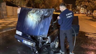 Melikgazi ilçesinde seyir halindeyken alev alan bir otomobil, itfaiye ekipleri
