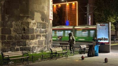 Melikgazi ilçesinde bir bankanın arka kısmında unutulan bir sırt çantası