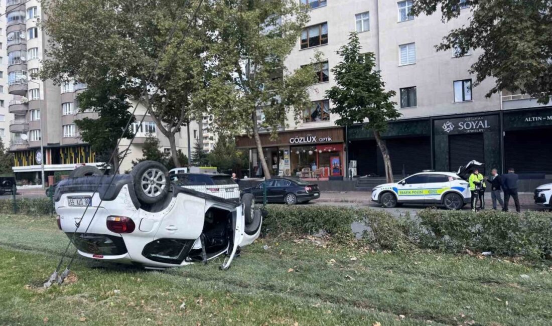 Melikgazi ilçesinde meydana gelen trafik kazasında bir araç tramvay yoluna