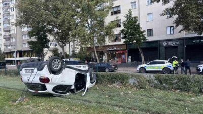 Melikgazi ilçesinde meydana gelen trafik kazasında bir araç tramvay yoluna
