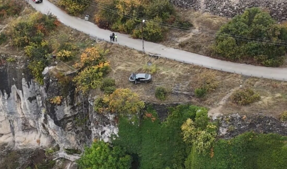 Karabük’ün Safranbolu ilçesinde, İncekaya Kanyonu kıyısında kaza geçiren bir aracın