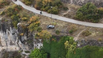 Karabük’ün Safranbolu ilçesinde, İncekaya Kanyonu kıyısında kaza geçiren bir aracın