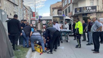 Kavak ilçesinde meydana gelen trafik kazasında otomobilin çarpması sonucu ağır