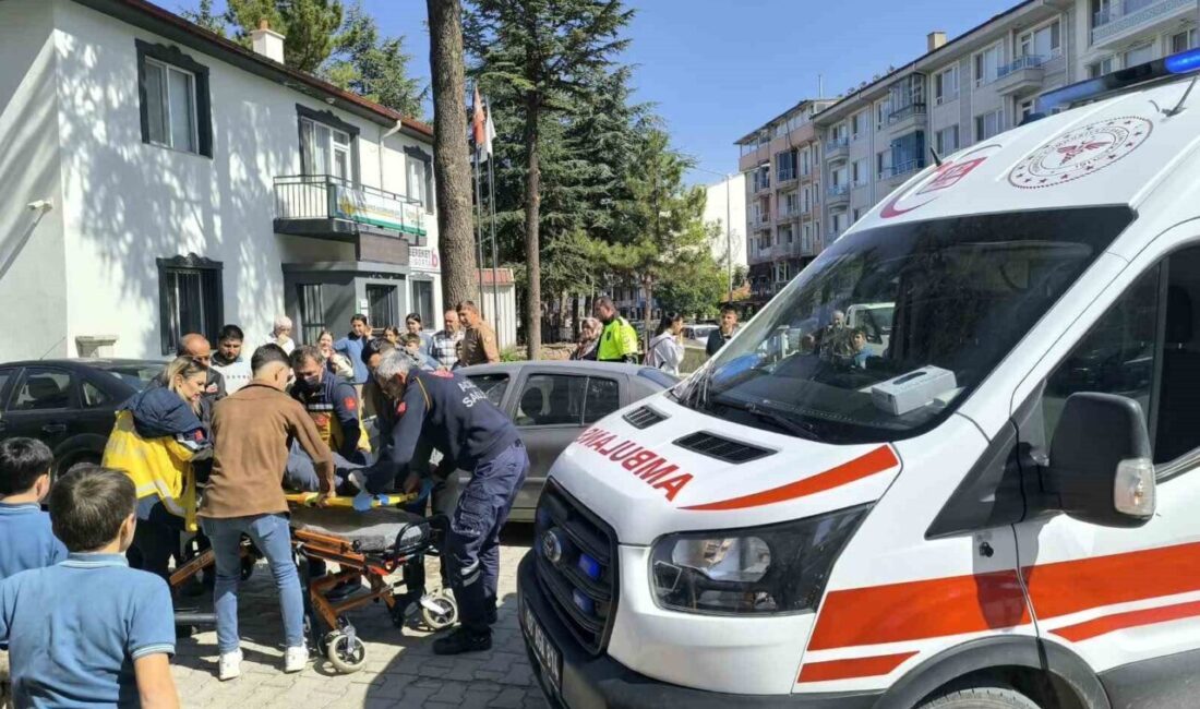 Afyonkarahisar’da bir motosiklet sürücüsü, Şuhut ilçe merkezinde Yeni Cami karşısındaki
