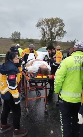 Tekirdağ’da kontrolden çıkan otomobilin elektrik direklerine ve refüje çarptığı kazada