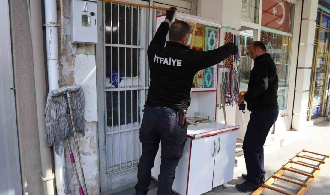 Kırşehir’de bir iş yerinin kepengi içerisinde sıkışan kedi, itfaiye ekiplerinin