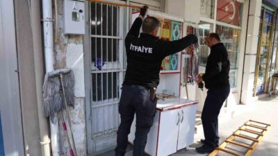 Kırşehir’de bir iş yerinin kepengi içerisinde sıkışan kedi, itfaiye ekiplerinin