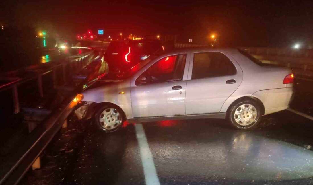 Keşan ilçesinde meydana gelen trafik kazasında, bir otomobilin bariyerlere çarpması