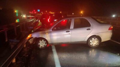 Keşan ilçesinde meydana gelen trafik kazasında, bir otomobilin bariyerlere çarpması