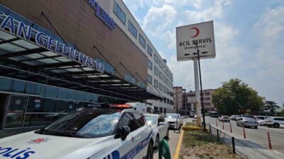 Zonguldak’ın Kilimli ilçesinde bir evin çatısına kiremit taşınırken halatı kopan