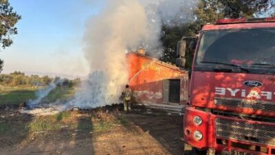 Kırıkhan ilçesindeki bir metruk binada çıkan yangın, Hatay Büyükşehir Belediyesi