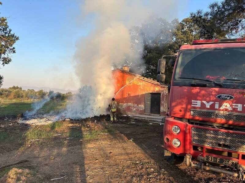 Kırıkhan ilçesindeki bir metruk binada çıkan yangın, Hatay Büyükşehir Belediyesi
