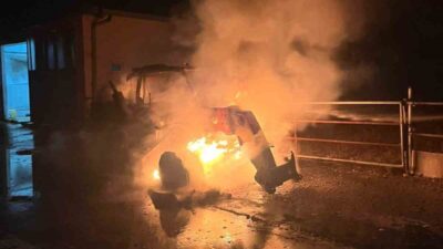Babaeski ilçesindeki bir çiftlikte meydana gelen yangında bir iş makinesi