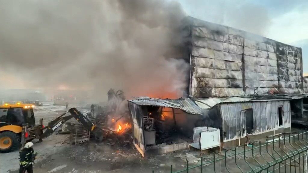 Kırklareli’nin Çakıllı beldesinde bulunan bir ilaç fabrikasında yangın çıktı. Olay