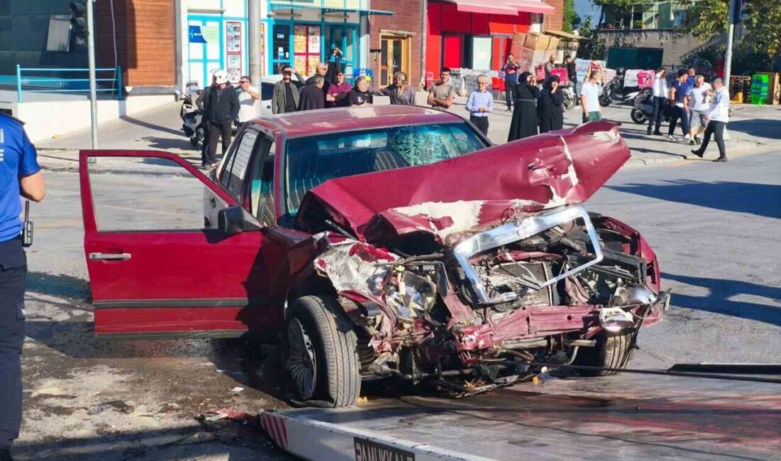 Denizli’de bir otomobil kırmızı ışık ihlali yaparak kavşağa girdi ve
