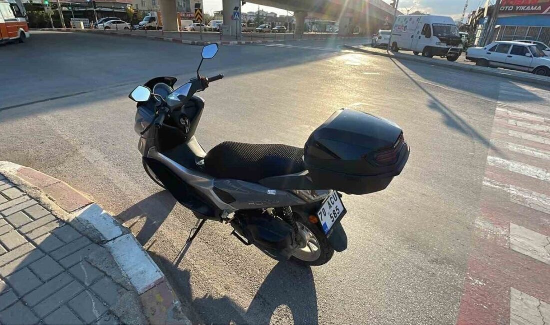 Karaman’da meydana gelen trafik kazasında, otomobilin kırmızı ışıkta bekleyen bir