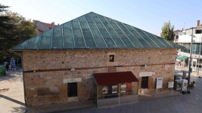 Kırşehir’de Hüseyin Bey tarafından 1864 yılında inşa ettirilen Çarşı Camii,