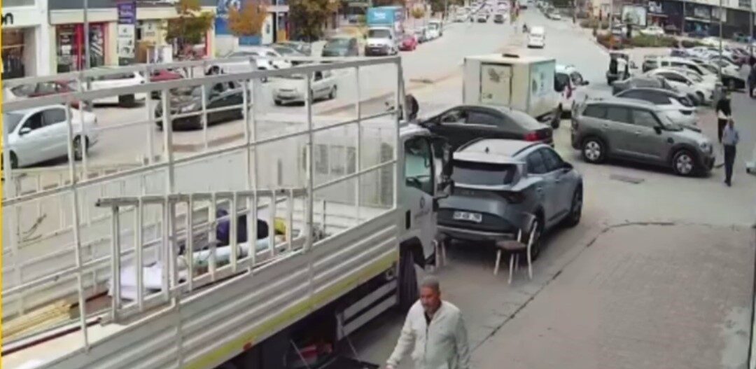 Kırşehir’de yaşanan bir trafik kazası, güvenlik kamerası tarafından kaydedildi. Tali
