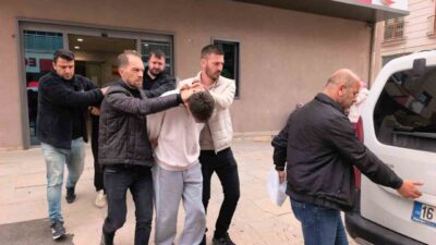 Bursa’nın İnegöl ilçesinde meydana gelen bıçaklı kavgada, kız meselesi nedeniyle