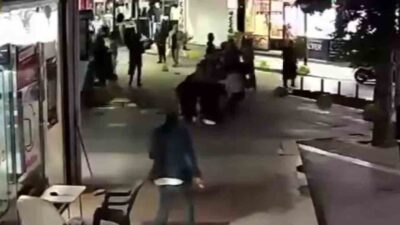 Gölcük ilçesinde yaşanan olayda, bir kadın ile kızının cadde üzerinde