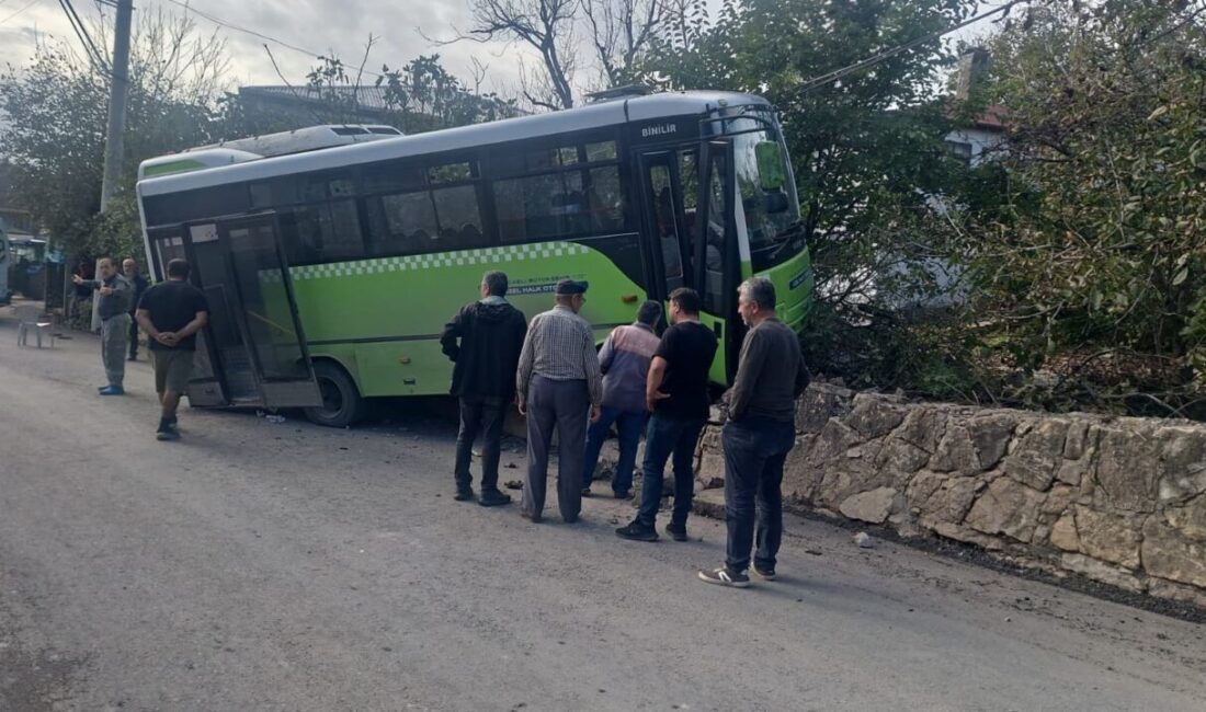Kocaeli’nin Gebze ilçesinde, özel bir halk otobüsünün duvara çarpması sonucu