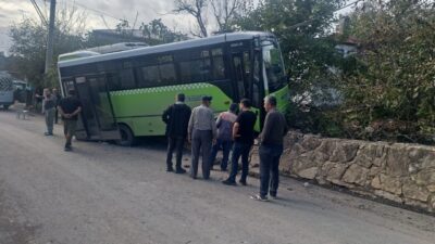 Kocaeli’nin Gebze ilçesinde, özel bir halk otobüsünün duvara çarpması sonucu