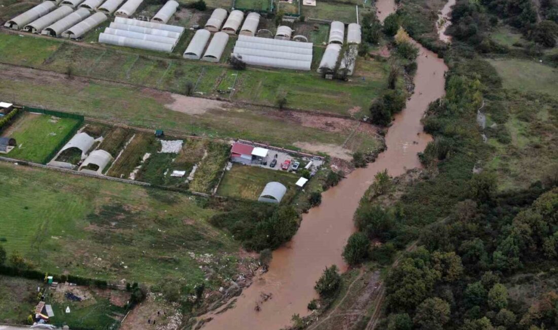 Gebze’de Kadıllı Mahallesi’nde meydana gelen olayda, araçları sel sularıyla kapılarak