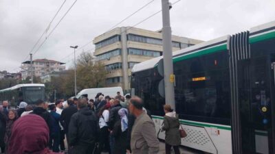Kocaeli’nin İzmit ilçesinde yolun karşısına geçmeye çalışan 2 kadına tramvay