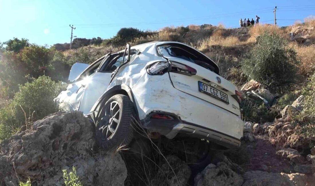 Antalya’da bir sürücü, Kepez ilçesinde direksiyon hakimiyetini kaybederek otomobili yaklaşık