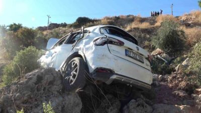 Antalya’da bir sürücü, Kepez ilçesinde direksiyon hakimiyetini kaybederek otomobili yaklaşık
