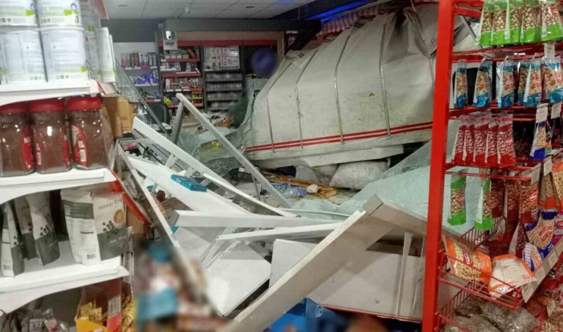 Sivas’ın Koyulhisar ilçesinde, bir kamyonetin kontrolünden çıkarak bir markete girmesi