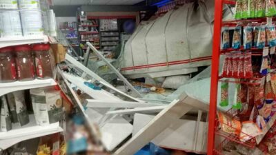 Sivas’ın Koyulhisar ilçesinde, bir kamyonetin kontrolünden çıkarak bir markete girmesi