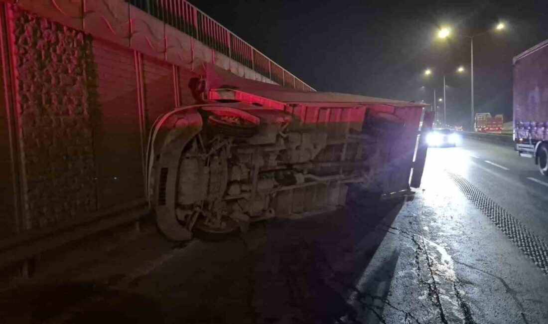 Eskişehir’de kontrolden çıkan marul yüklü kamyonetin yan yattığı trafik kazası