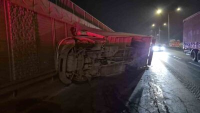 Eskişehir’de kontrolden çıkan marul yüklü kamyonetin yan yattığı trafik kazası