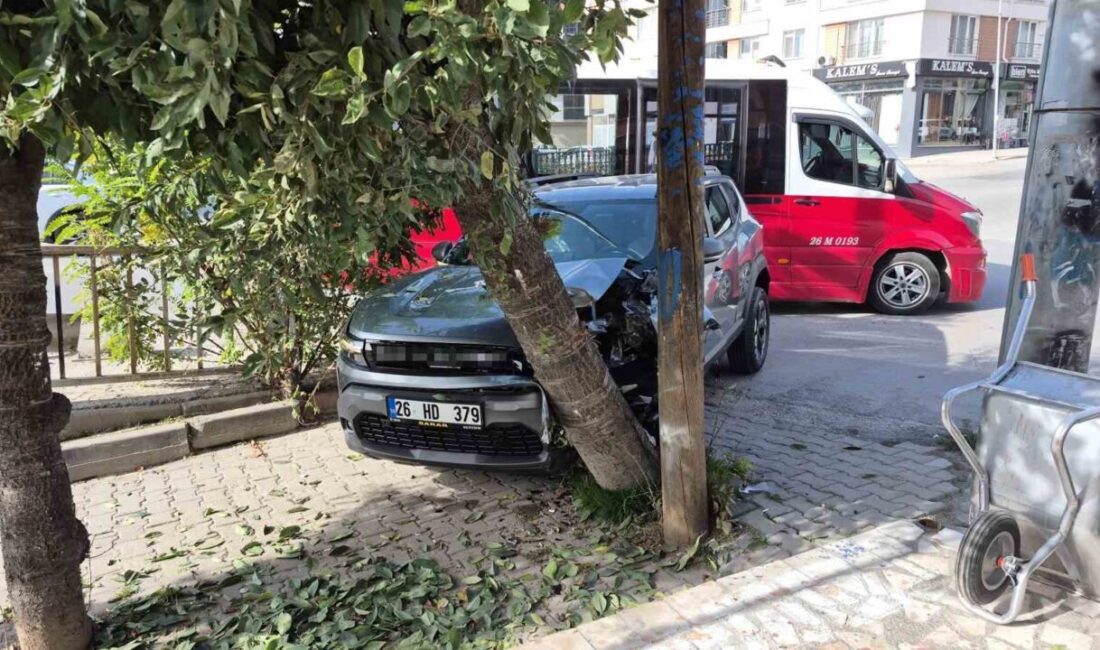 Eskişehir’de kontrolden çıkan otomobilin, önce bir dolmuşun tamponuna, ardından da