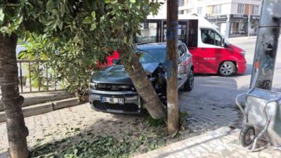 Eskişehir’de kontrolden çıkan otomobilin, önce bir dolmuşun tamponuna, ardından da
