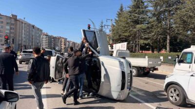 Afyonkarahisar’da meydana gelen trafik kazasında kontrolü kaybeden bir araç, kırmızı