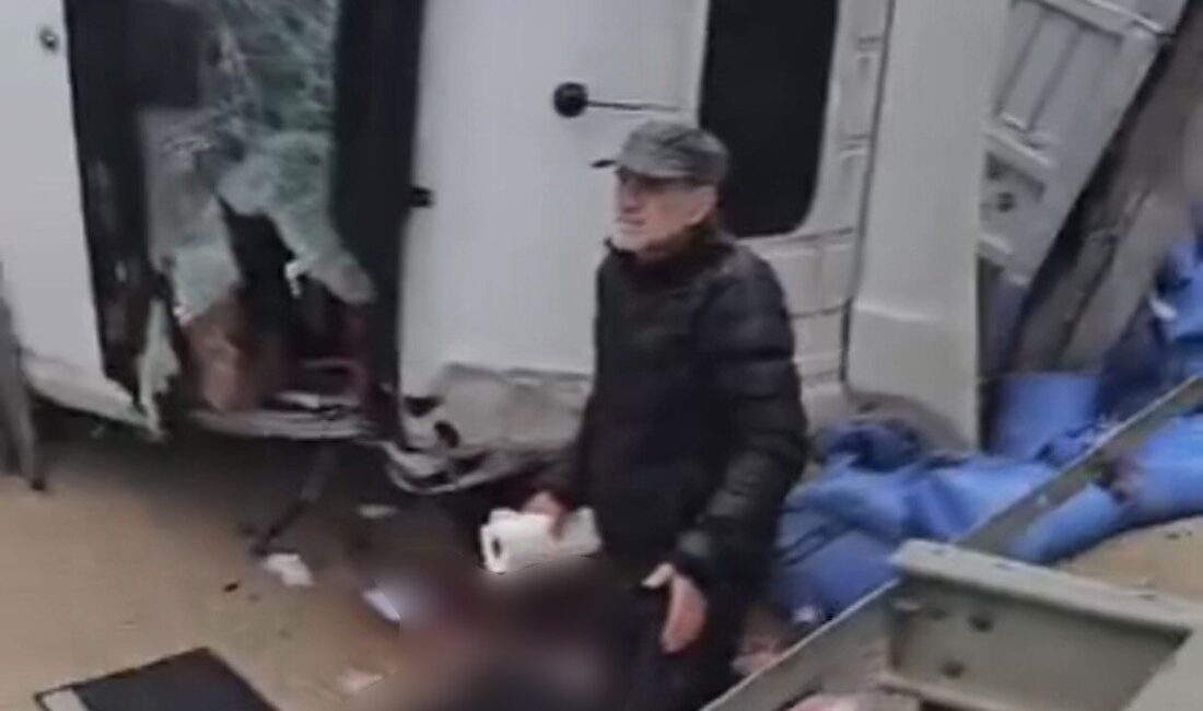 Ankara-Eskişehir karayolu Sivrihisar ilçesi Kaymaz mevkiinde tırın devrilmesi sonucu meydana