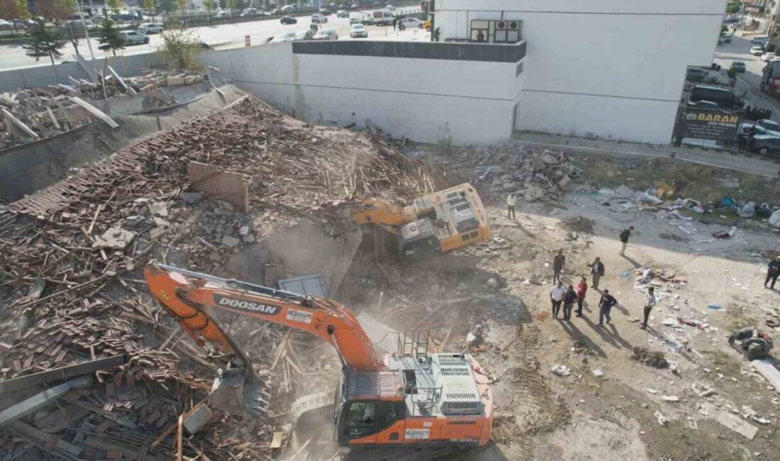 Ankara’nın Pursaklar ilçesinde kontrollü yıkım sırasında bir kepçenin kolu molozların