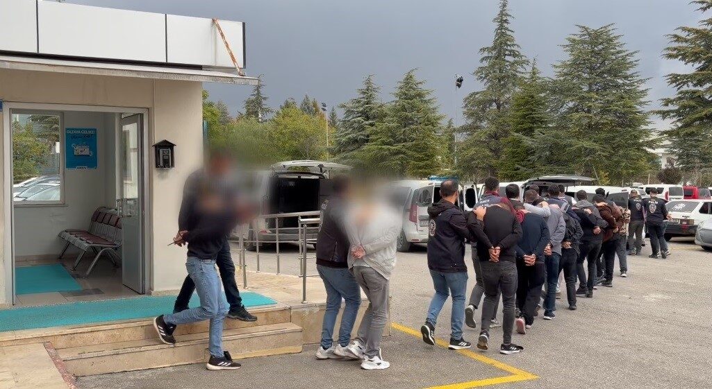 Konya’da sahte ev ilanlarıyla gerçekleştirilen dolandırıcılık olaylarına karışan şahıslara yönelik