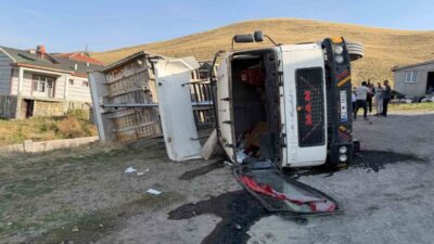 Kulu ilçesinde bir yük taşıyan tırın devrilmesi sonucunda sürücü yaralandı.