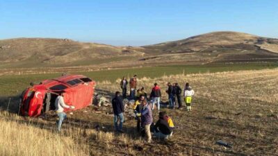 Kulu ilçesinde meydana gelen trafik kazasında, bir minibüs kaza yaparak