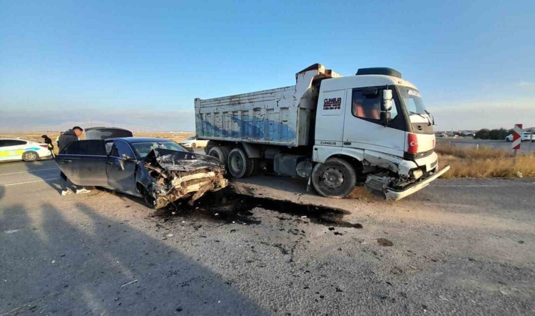 Konya’nın Karapınar ilçesinde meydana gelen trafik kazasında kamyon ile otomobil