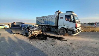 Konya’nın Karapınar ilçesinde meydana gelen trafik kazasında kamyon ile otomobil