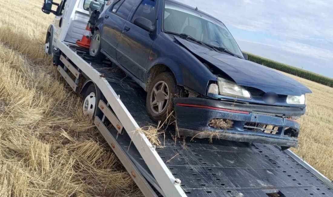 Konya’nın Kulu ilçesinde meydana gelen trafik kazasında, otomobilin şarampole devrilmesi