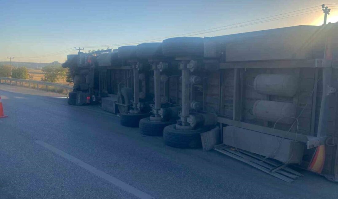 Konya’nın Kulu ilçesinde, pancar yüklü bir kamyonun kontrolünü kaybederek devrildiği