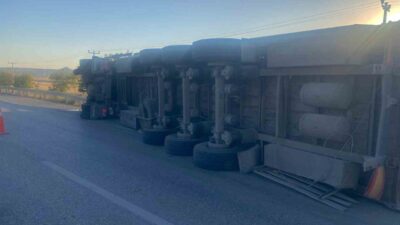 Konya’nın Kulu ilçesinde, pancar yüklü bir kamyonun kontrolünü kaybederek devrildiği