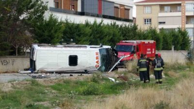 Konya’da bir rehabilitasyon merkezinin servis minibüsü ile bir otomobilin çarpışması